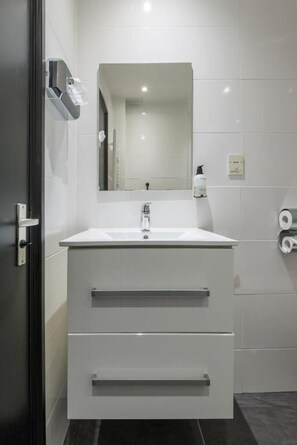 Shower, free toiletries, hair dryer (on request), towels - Hotel Sutor (Breda)