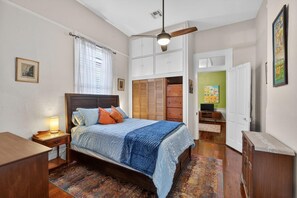 2 habitaciones, tabla de planchar con plancha, wifi y ropa de cama 