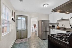 Microwave, oven, stovetop, dishwasher - Algiers Point 2BR/1BA Close to French Quarter, Federal City and CBD (New Orleans)