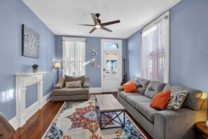 TV - Algiers Point 2BR/1BA Close to French Quarter, Federal City and CBD (New Orleans)