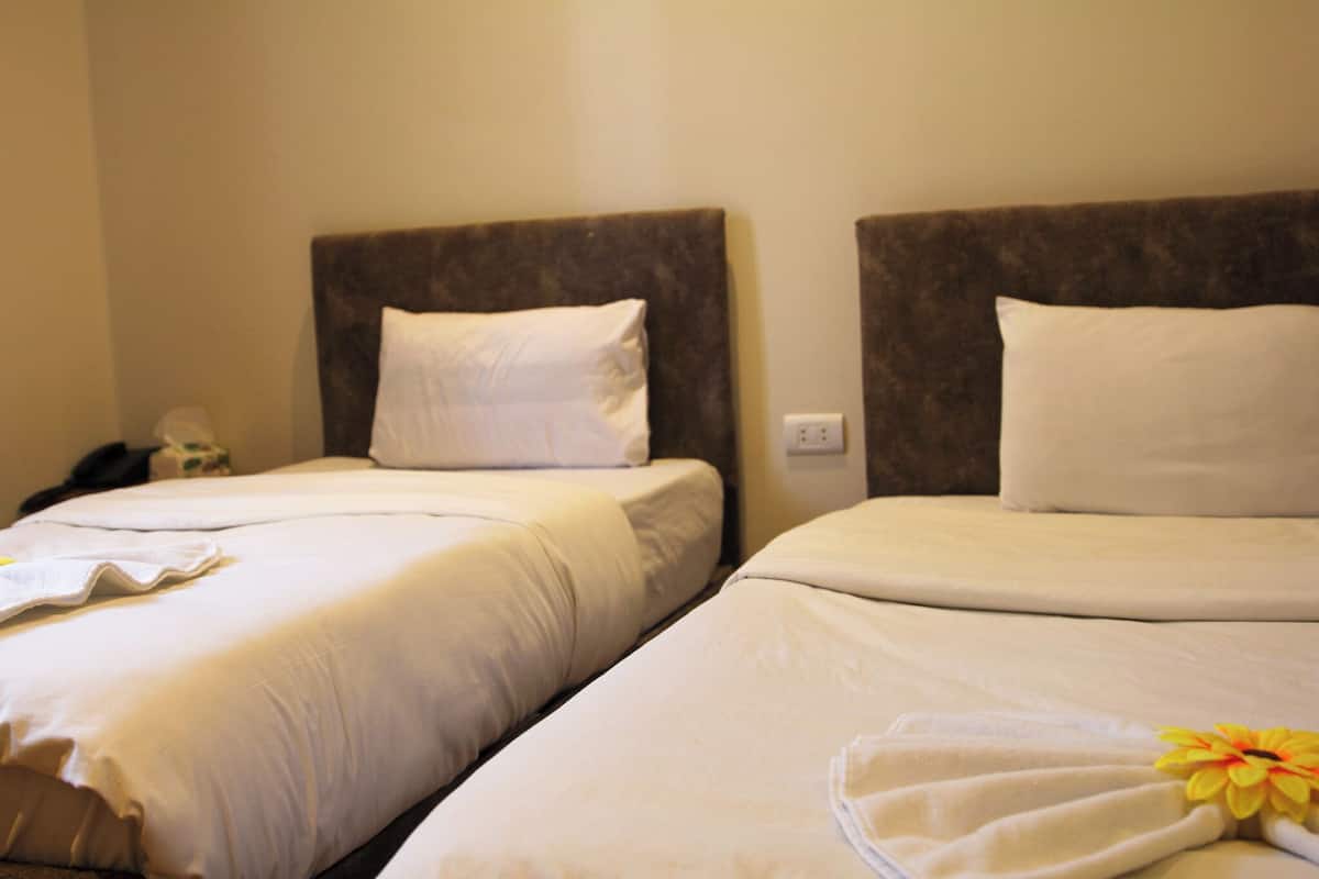 Deluxe Triple Room, City View | Desk, free WiFi