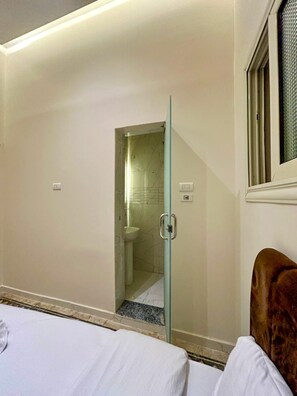 Economy Twin Room 411 | Bathroom - Yacoubian Hotels (Cairo)