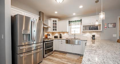 New! Dog Friendly Cabin w/ Hot Tub