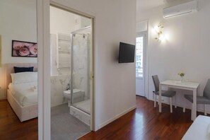 Iron/ironing board, Internet, bed sheets - Charming Designer Studio in the Heart of Milan – Steps from Bosco Verticale (Milano)