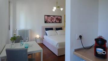 Iron/ironing board, Internet, bed sheets