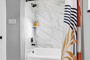 Shower, hair dryer, towels, soap - Cozy Home by Medical Center and Downtown! Lydia A (Houston)