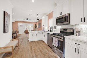 Private kitchen - Cozy Home by Medical Center and Downtown! Lydia A (Houston)