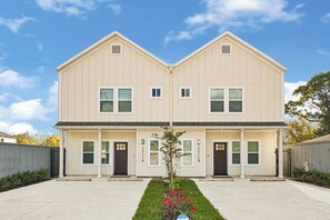 Exterior - Cozy Home by Medical Center and Downtown! Lydia A (Houston)
