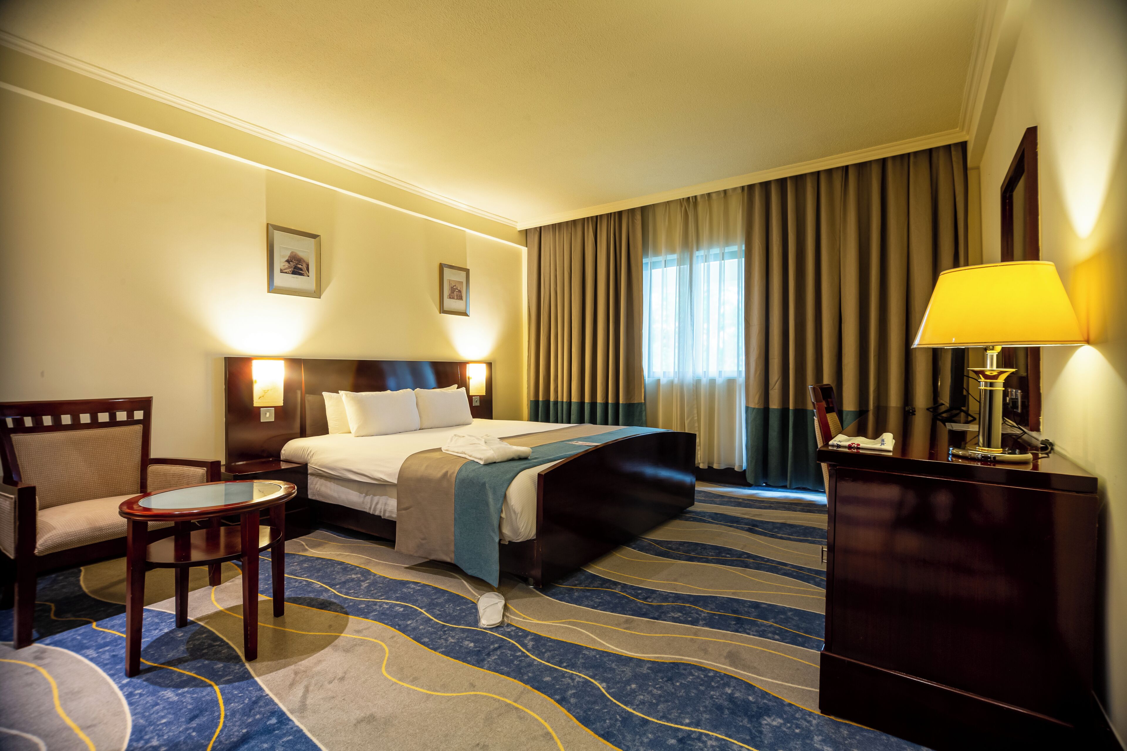 Caja de seguridad en la habitación y escritorio 