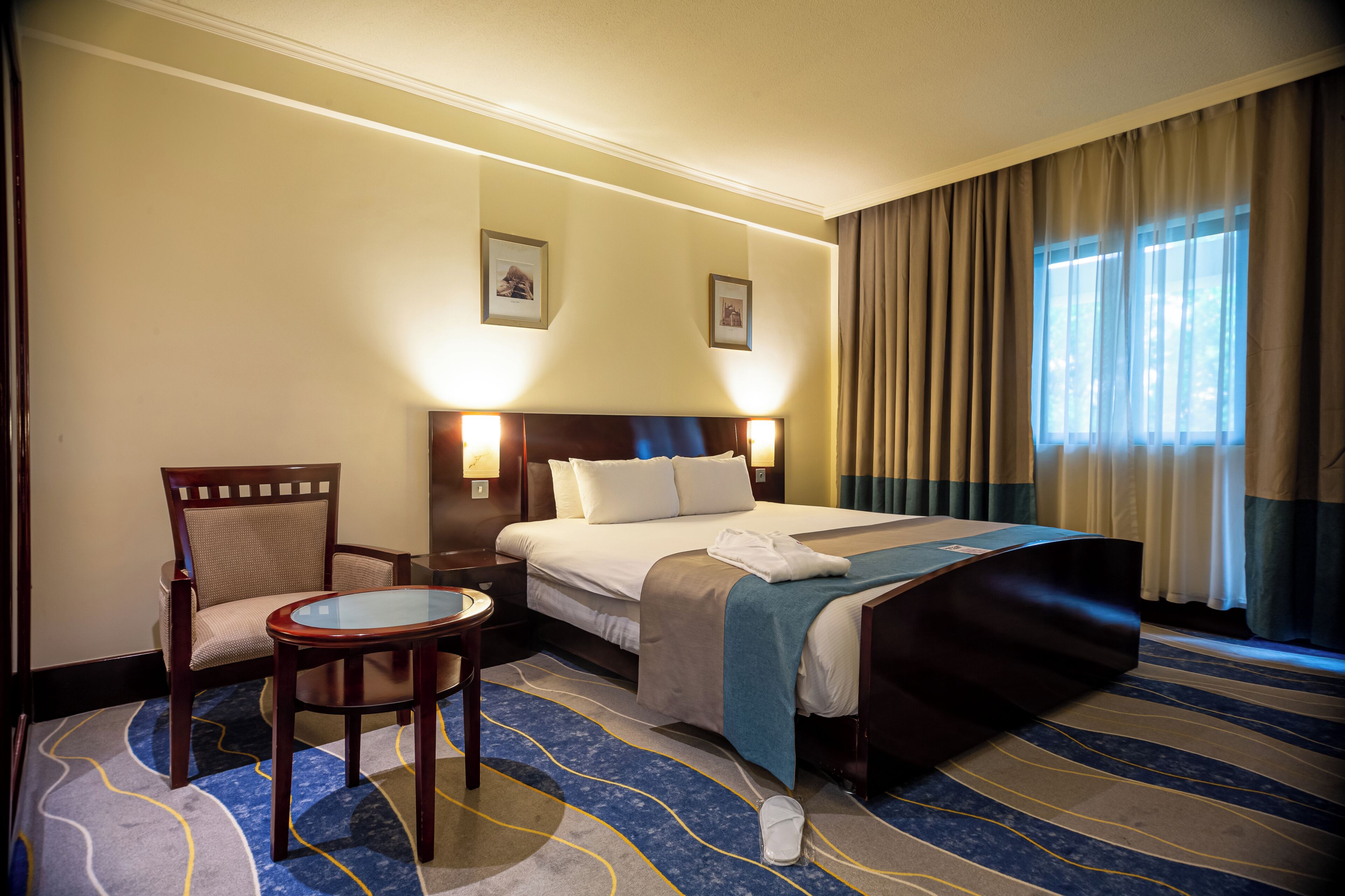 2 Bedroom Suite | Caja de seguridad en la habitación y escritorio 