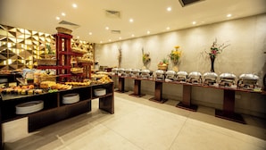 Una barra de buffet con diversos alimentos y elementos decorativos.