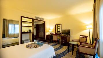 Superior kamer, 1 twee- of 2 eenpersoonsbedden, balkon, uitzicht op zwembad | Een kluis op de kamer, een bureau, een laptopwerkplek