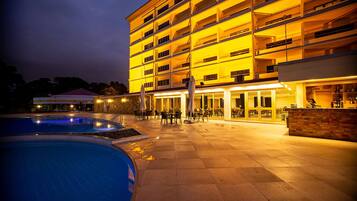 Una piscina al aire libre