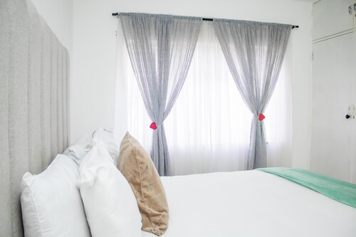 Centrally Located 1 Bedroom Apartment - 2361