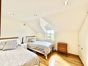 2 Schlafzimmer, individuell dekoriert, individuell eingerichtet