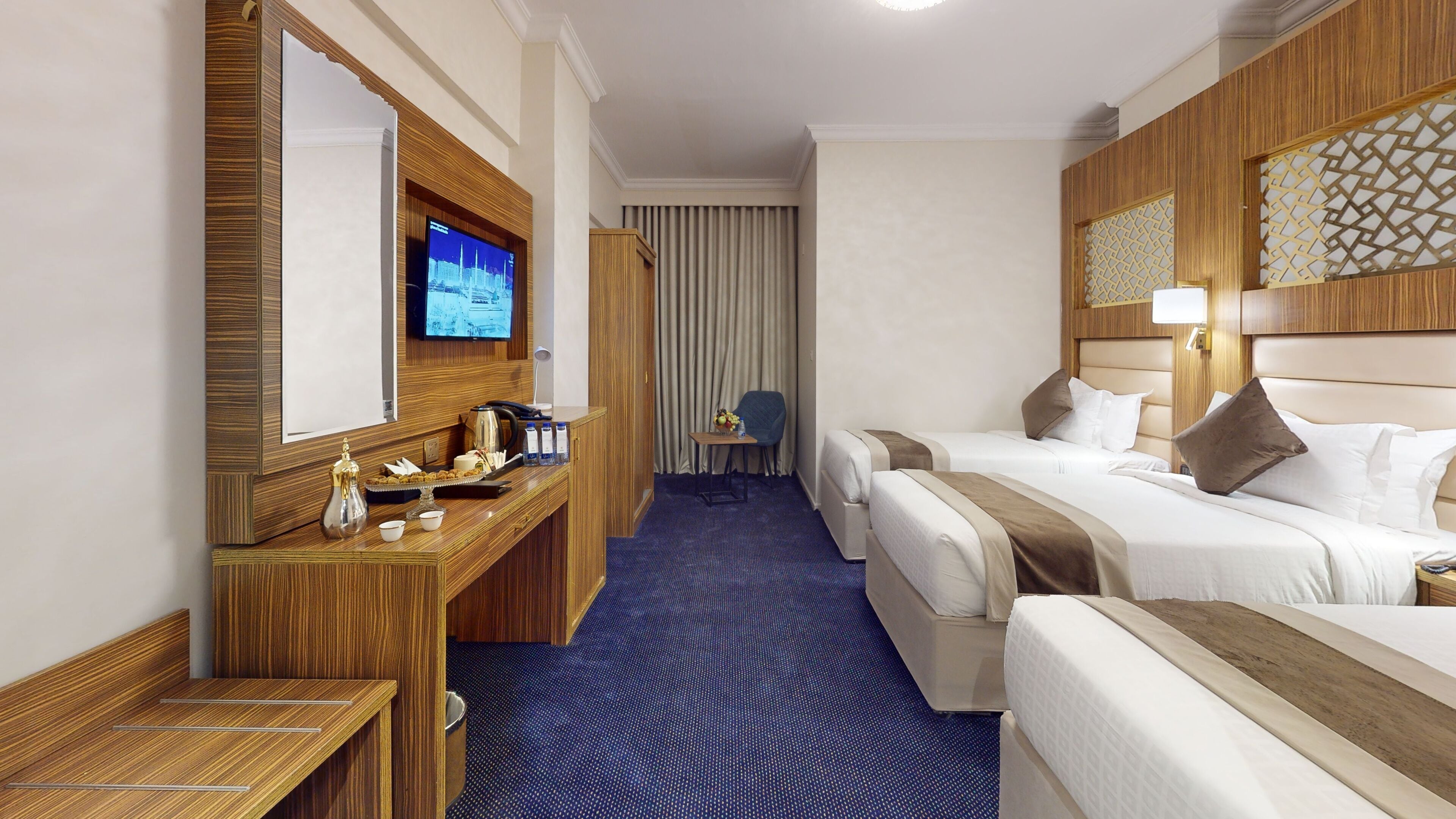 Kolmen hengen perushuone | Tallelokero huoneessa, pimennysverhot, äänieristys, silitysrauta/-lauta