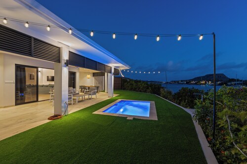 Dolce Vita Beach, Waterfront Bungalow B with private beach