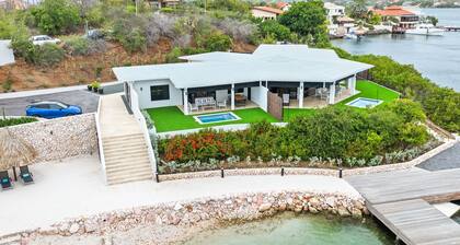 Dolce Vita Beach, Waterfront Bungalow B with private beach