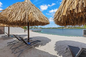 Beach nearby, sun-loungers, beach towels - Dolce Vita Beach, Waterfront Bungalow B with private beach (Willemstad)