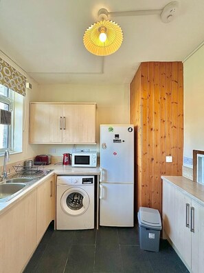 Fridge, microwave, oven, toaster - Spacious Flat in Nine Elms (London)