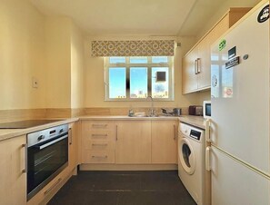 Fridge, microwave, oven, toaster - Spacious Flat in Nine Elms (London)