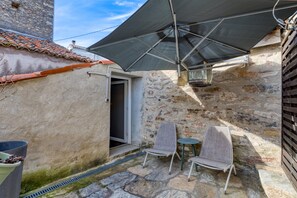 Terrace/patio - Guest Room “La Forgerole” with Private Jacuzzi and Sauna (Faugères)