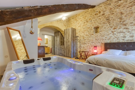 WiFi, bed sheets. Guest Room “La Forgerole” with Private Jacuzzi and Sauna