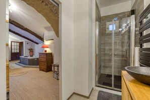 Douche, articles de toilette gratuits, sèche-cheveux, peignoirs