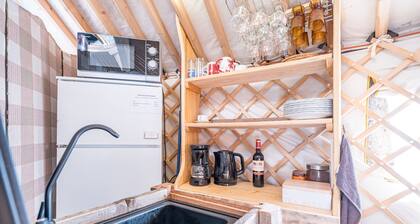 Glamping « La Yourte Des ClapiÚres » : Vue Montagne, Terrasse et Jardin Privés