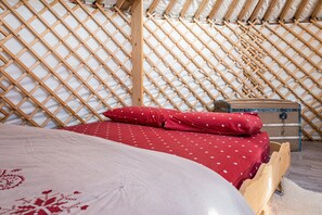 1 bedroom, bed sheets