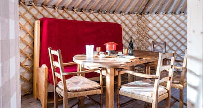 Glamping « La Yourte Des ClapiÚres » : Vue Montagne, Terrasse et Jardin Privés