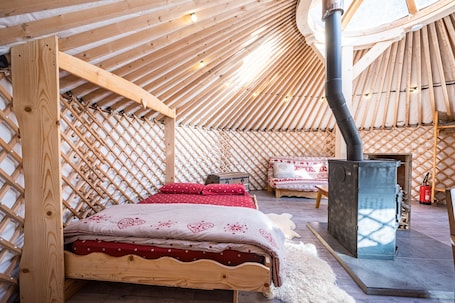 1 chambre, draps fournis. Glamping « La Yourte Des Clapières » : Vue Montagne, Terrasse et Jardin Privés