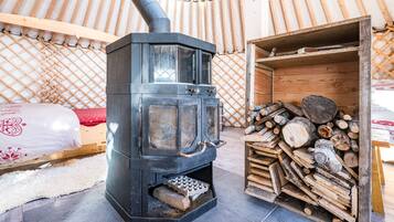 1 bedroom, bed sheets