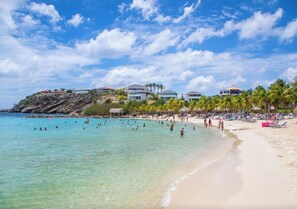 Ubicación a pie de playa, tumbonas y toallas de playa