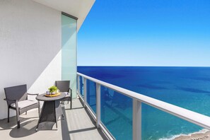 Property grounds - 2BR Apt w/Ocean View Balcony & Pool (Hollywood)