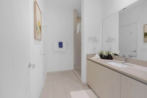 Shower, hair dryer, towels - 2BR Apt w/Ocean View Balcony & Pool (Hollywood)