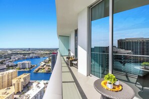 Property grounds - 2BR Apt w/Ocean View Balcony & Pool (Hollywood)