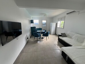 Smart TV - Charming studio at the bottom of the villa with shared pool (Le Diamant)