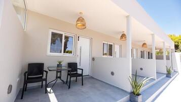 Deluxe Studio, Patio, Courtyard View | Outdoor dining