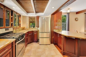 Fridge, oven, stovetop, coffee/tea maker