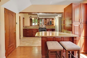Fridge, oven, stovetop, coffee/tea maker