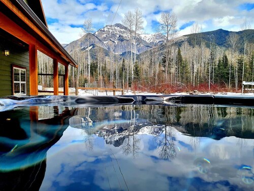 Cozy mountain view home w/ hot tub