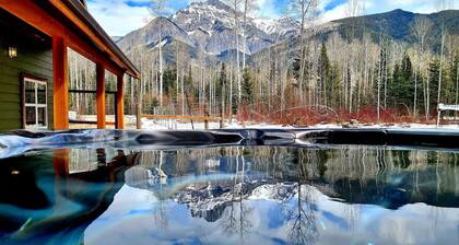 Cozy mountain view home w/ hot tub