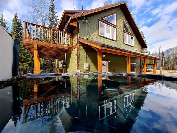 Pool - Cozy mountain view home w/ hot tub (Columbia-Shuswap)