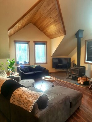 TV, fireplace, stereo
