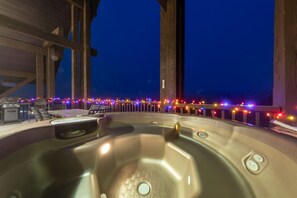 Outdoor spa tub - ⛷ True ski in & out! Hot tub + Stunning view @KHMR (Golden)