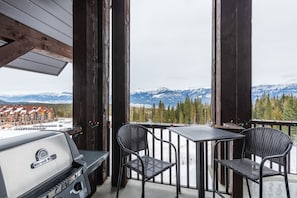 Outdoor dining - ⛷ True ski in & out! Hot tub + Stunning view @KHMR (Golden)