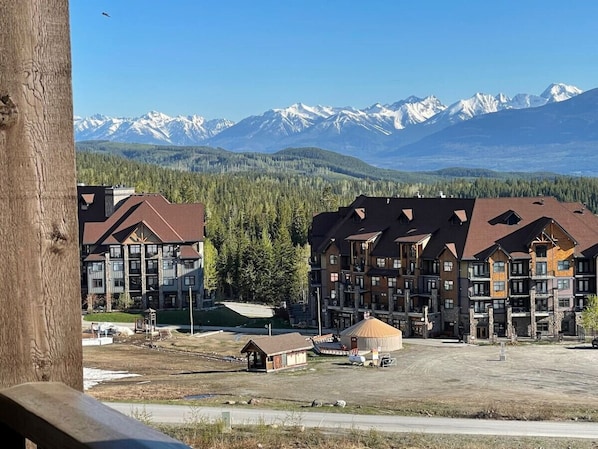Property grounds - ⛷ True ski in & out! Hot tub + Stunning view @KHMR (Golden)