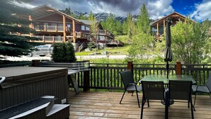 Outdoor dining - Aspens Retreat - 1BR w/Hot Tub (Golden)