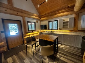 Fridge, coffee/tea maker, cookware/dishes/utensils - Cozy Cabin - log Cabin Luxury (Columbia-Shuswap)